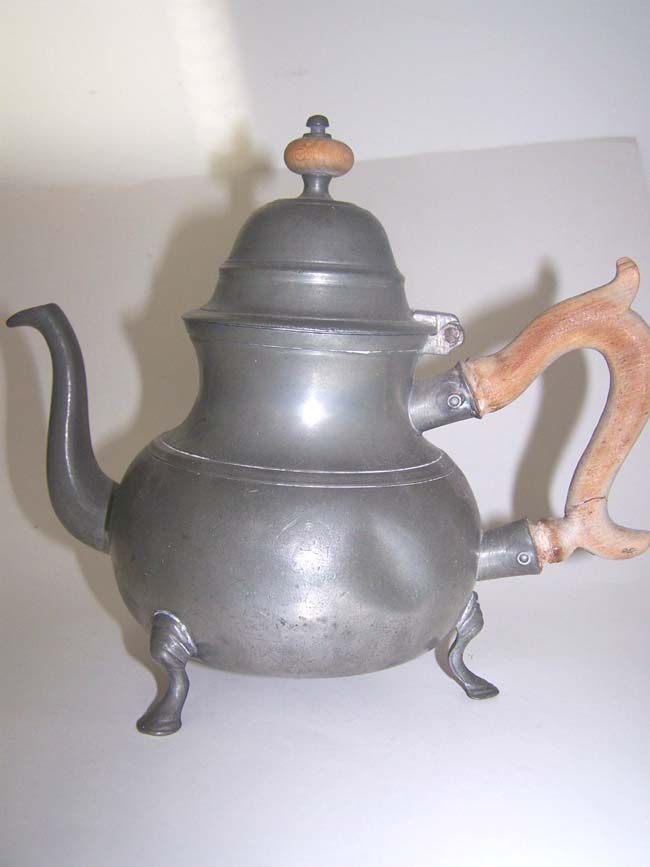 A late 18th or early 19th century Pewter Teapot, unsigned, probably english — image 2